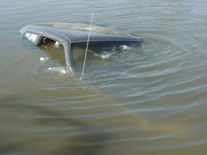 Avtomobil su kanalına aşdı: sürücü ölüb - Saatlıda