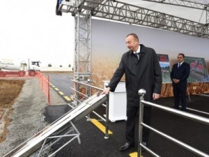 Prezident yeni avtomobil yolunun təməlini qoydu