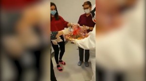 Azərbaycanda karantində olan şəxslərə bayram sovqatı paylandı  - VİDEO