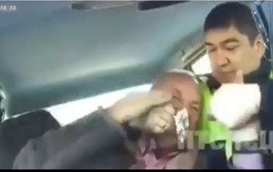 Sürücü yol polisinin yazdığı protokolu yedi - VİDEO