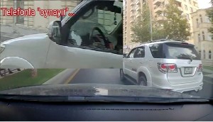 Sükan arxasında telefonla oynayan sürücü qəza şəraiti yaratdı - VİDEO