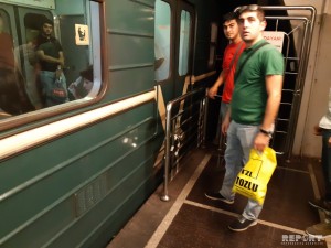 Metroda maşinist stansiyaya çatmamış qatarın qapılarını açıb - VİDEO
