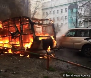 Bakıda külə dönən avtomobil qoşqusunun VİDEOsu