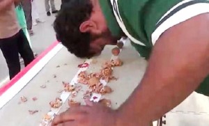 1 dəqiqədə 247 qozu başı ilə qırdı — VİDEO