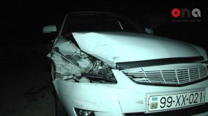 Bakıda minik avtomobili qəzaya uğradı: sürücü xəsarət alıb - VİDEO