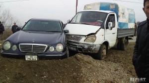 Ağdaşda yük maşını minik maşını ilə toqquşdu: xəsarət alan var - FOTO