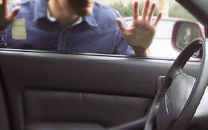 Maşının şüşəsini sındırıb bahalı telefonu oğurladılar