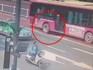 Avtobusdakı sərnişinlər ölümdən qurtuldular: yolda dəlik yarandı – FOTO+VİDEO