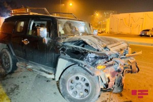Bakıda “Toyoto” qəza törədərək istinad divarına çırpılıb