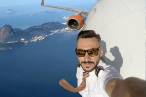 Pilot selfi çəkir, sərnişinlər narazılıq edir