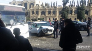 Bakıda sərnişin avtobusu qəzaya uğradı - FOTO