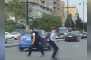 Bakıda məktəblilər həyatlarını belə təhlükəyə atırlar – VİDEO
