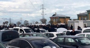 Maşın bazarında silahlı atışma: 7 nəfər xəsarət alıb - FOTO