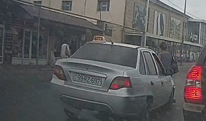 Bakıda əks yola çıxan taksi qadın piyadanı belə vurdu - VİDEO