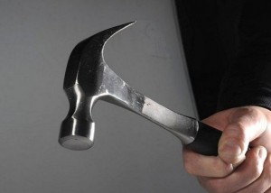 Füzulidə ər arvadının başına çəkiclə ağır xəsarətlər yetirib