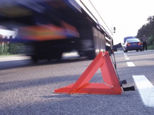 Avtomobil beton maneyə çırpıldı: sürücü xəsarət alıb - Salyanda