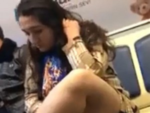 Bakı metrosunda biabırçılıq: Qız intim yerlərini göstərdi – VİDEO