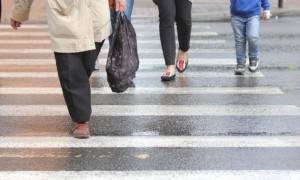 Gəncədə avtomobil yolu keçən qadını vurdu