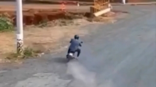 "Saxla" işarəsinə tabe olmayan motosiklet sürücüsü polisi qəzaya saldı - VİDEO