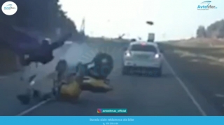 Ötmə manevri edən minik avtomobili motosikletçini vurub havaya uçurdu   - VİDEO