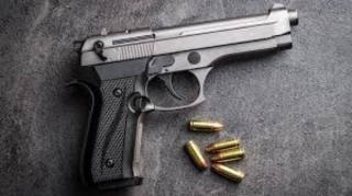 Bakıda qadın atasının tapançasını polisə təhvil verib