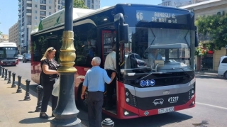 Bakıda avtobusda gərgin anlar YAŞANDI - VİDEO