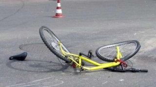 Avtomobil velosiped sürən yeniyetməni vurdu