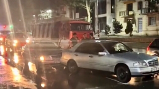 Zəncirvari qəzada 3 “Mercedes” toqquşdu   - VİDEO