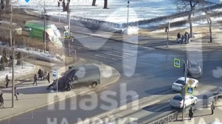 Sürücü mikroavtobusu insanların üzərinə sürdü  - VİDEO