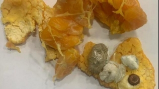 В Азербайджане заключенному пытались передать наркотики, спрятав их в мандарине