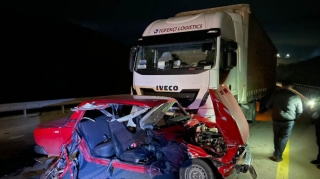 Göygöldə TIR-la minik maşını toqquşub, xəsarət alan var  - FOTO