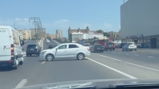 Bakıda maşını yolun ortasına park etdib getdilər  - VİDEO