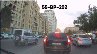 В Хырдалане водитель выехал на встречную полосу, чтобы объехать пробку - ВИДЕО 