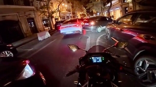 Şəhərin mərkəzində geri manevr edən “Prius” “BYD” ilə toqquşdu   - VİDEO