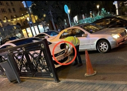 Bakıda "parkovşik" sürücüləri cərimədən belə qoruyur - VİDEO