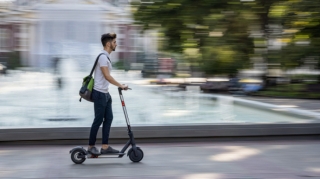 Bakıda skuterin vurduğu qadının dişləri qırıldı 