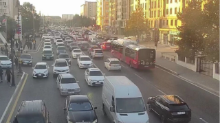 Bakının bir sıra yollarında nəqliyyatın sıxlığı yarandı 