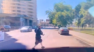 Yaşlı qadın avtomobilin qarşısına qaçdı - Sürücü son anda faciənin qarşısını aldı   - VİDEO