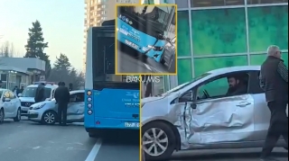 Paytaxtda avtobus qəzası: Hərəkət iflic oldu - VİDEO 