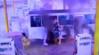 Şagird avtobusu yanacaqdoldurma məntəqəsində alışdı - VİDEO