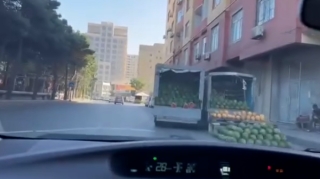 “Bazar açıb”  yolları zəbt edən qarpız satanlar  - VİDEO