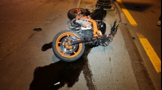 Bakıda motosiklet avtomobillə toqquşdu, xəsarət alan var