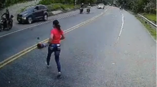 TIR-ın altına qaçan uşağı baykerlər vurub "xilas" etdi  - VİDEO