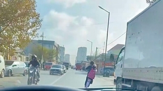 Bakıda skuterlə hərəkət edən iki azyaşlının  videosu yayıldı  - VİDEO