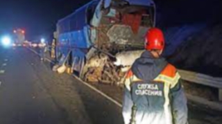 Avtobus TIR-la toqquşdu, ölən və yaralananlar var 