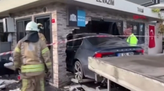Ofisə çırpılan "Volvo" divarları dağıtdı, amma əzilmədi - VİDEO