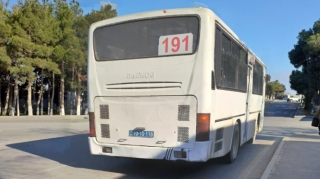 Sükan arxasında telefonla danışan avtobus sürücünü vətəndaş İFŞA ETDİ – 10-TG-118 - VİDEO 