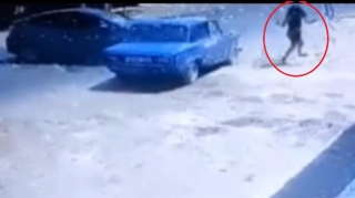 Qaydanı pozan "Prius" ağır qəza törətdi, piyada ölümdən döndü   - VİDEO