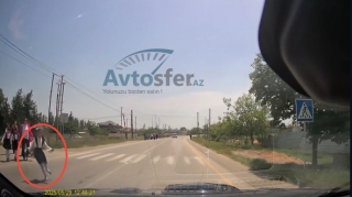 Valideynin nəzarətindən çıxan məktəbli sürücüyə təhlükəli anlar yaşatdı  - VİDEO