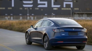 "Tesla" minlərlə avtomobili təmir edəcək 